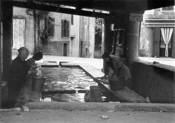 Les Salles, le lavoir de la place. 27/8/1973