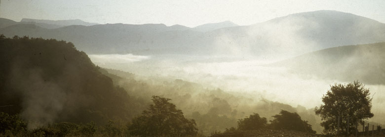 La vallée des Salles dans le brouillard